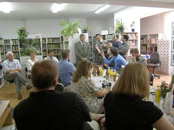 Dziennikarze podczas wywiadu z Wjtem Gminy Jerzym Boniarzem.
