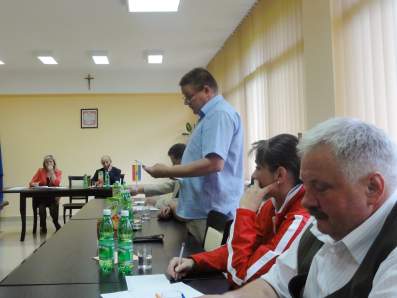 Bogdan Bielak składa sprawozdanie Komisji Rewizyjnej.